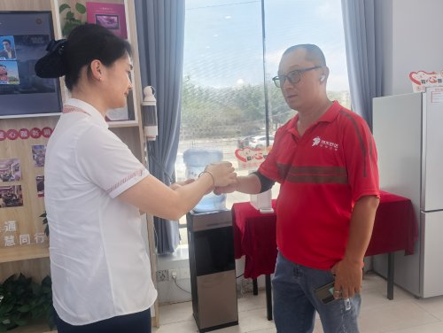 “爱心驿站”让户外工作者享受“清凉一夏”