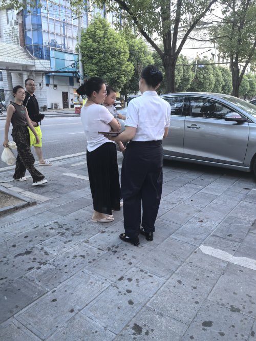 出店宣传防诈骗 荆州联通刘家场营业员为群众撑起“防护伞”