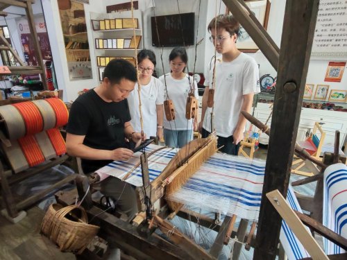 湖北大学材料学院“材聚红安”实践团队  ——从红色沃土到非遗工坊，解码茶乡里的振兴之路(图2)