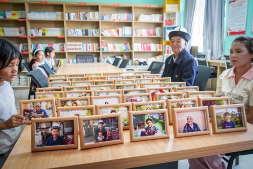 影像传情连赣疆 同心共绘团结卷——江西理工大学“赣疆情・铸梦行”民族团结实践队在新疆阿克陶县开展送照片传暖意活动(图2)