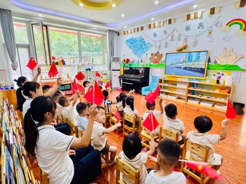 幼儿园里的“阅兵盛宴”：传承红色基因，培育爱国幼苗