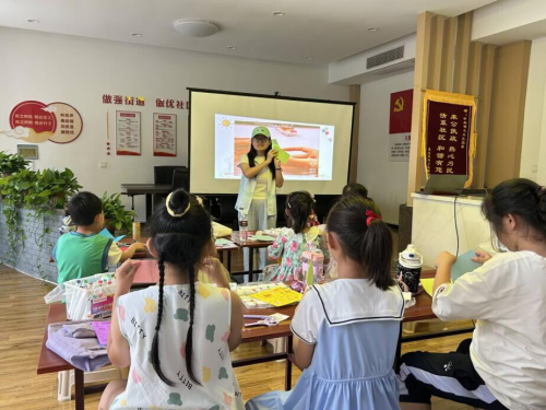 探寻翻花纸的指尖密码：曲师大实践队书写非