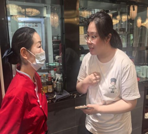 炎炎夏日，苏州城市学院姑苏人文经济“三棱镜”，解码赛味韵实践团深入古城街巷，开启了一场探寻苏州人文经济融合发展的深度实践。团队成员上午走进裕面堂，通过沉浸式体验、多角度访谈与实地调研，挖掘老字号面馆的(图2)