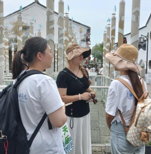 炎炎夏日，苏州城市学院姑苏人文经济“三棱镜”，解码赛味韵实践团深入古城街巷，开启了一场探寻苏州人文经济融合发展的深度实践。团队成员上午走进裕面堂，通过沉浸式体验、多角度访谈与实地调研，挖掘老字号面馆的(图7)