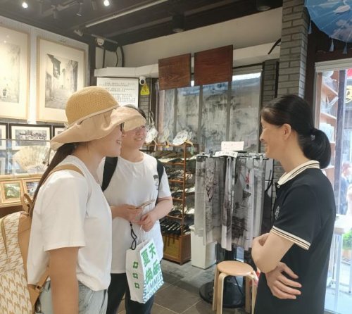 炎炎夏日，苏州城市学院姑苏人文经济“三棱镜”，解码赛味韵实践团深入古城街巷，开启了一场探寻苏州人文经济融合发展的深度实践。团队成员上午走进裕面堂，通过沉浸式体验、多角度访谈与实地调研，挖掘老字号面馆的(图8)