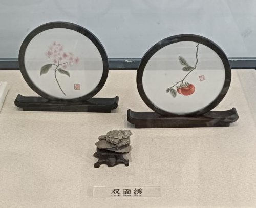 炎炎夏日，苏州城市学院姑苏人文经济“三棱镜”，解码赛味韵实践团深入古城街巷，开启了一场探寻苏州人文经济融合发展的深度实践。团队成员上午走进裕面堂，通过沉浸式体验、多角度访谈与实地调研，挖掘老字号面馆的(图9)