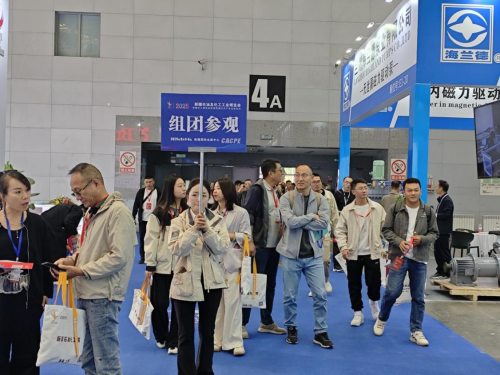 2025新疆石油及化工工业博览会现场氛围热烈 赋能新疆化工煤化工产业高质量发展