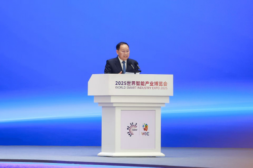 2025智博会开幕 张兴海：AI技术驱动赛力斯汽车产业大脑跃迁