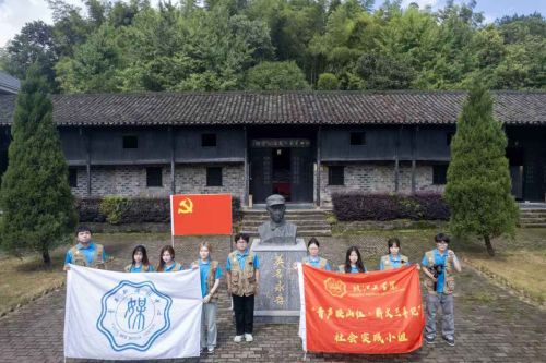 青春踏访红土地，映山花开别样红