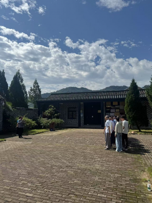 青春踏访红土地，映山花开别样红