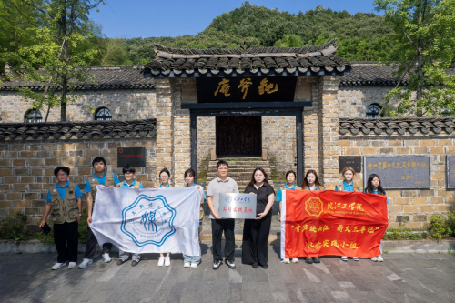 青春踏访红土地，映山花开别样红