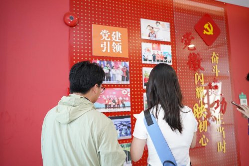 “红纽带・连心桥” 团队深耕实证研究赴淞南镇社区党群服务中心调研阵地功能问题与对策(图2) “红纽带・连心桥” 团队深耕实证研究赴淞南镇社区党群服务中心调研阵地功能问题与对策(图2)