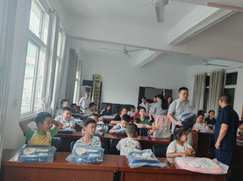 铜仁联通碧江分公司携手卜口村开展“关爱留守儿童·共筑安全屏障”公益活动