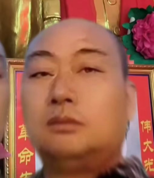 《李强国：一位“野生圣人”的幽默正义战》