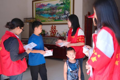 江汉联通志愿者“防溺宣传”进家门
