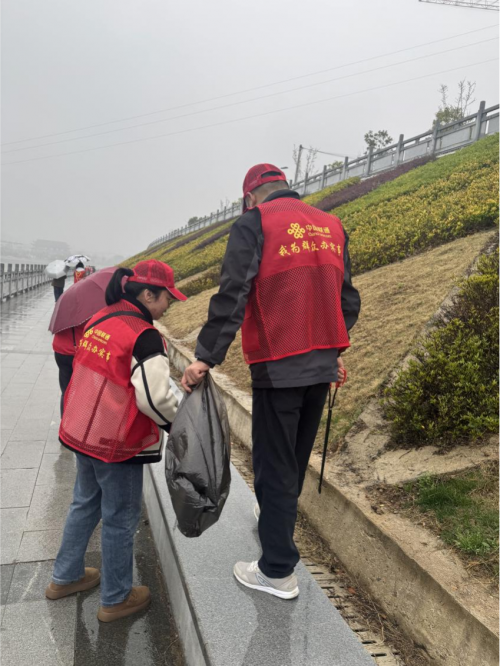 黄冈联通公司志愿者助力河道环境整治，共绘生态新画卷