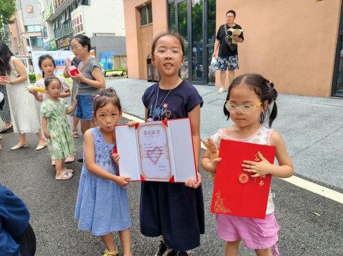 乐童创想市集：旧物新生传递书香，童心携手助力公益