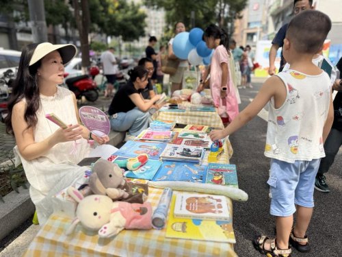 乐童创想市集：旧物新生传递书香，童心携手助力公益
