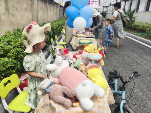 乐童创想市集：旧物新生传递书香，童心携手助力公益