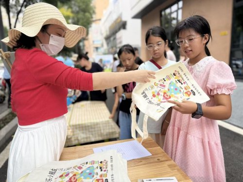 乐童创想市集：旧物新生传递书香，童心携手助力公益