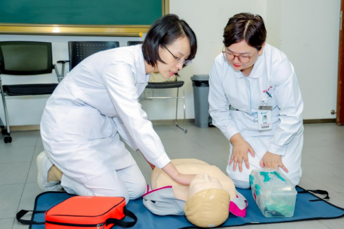 医者引领 全民参与 让AED动起来!”沃尔沃汽车携手医疗力量共筑生命防线 医者引领 全民参与 让AED动起来!”沃尔沃汽车携手医疗力量共筑生命防线