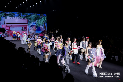 经典焕新,Champion Kids&小马宝莉联名系列新品亮相国际时装周! 经典焕新,Champion Kids&小马宝莉联名系列新品亮相国际时装周!