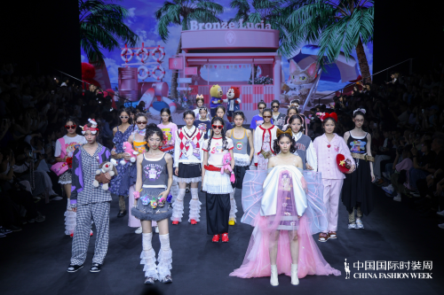 经典焕新,Champion Kids&小马宝莉联名系列新品亮相国际时装周! 经典焕新,Champion Kids&小马宝莉联名系列新品亮相国际时装周!