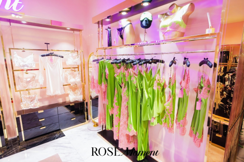 不被定义的“她”时尚：Rose Moment用蕾丝与真丝，让贴身衣物成为女性力量的具象化