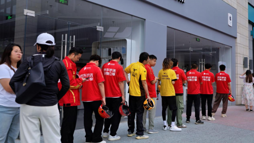 全国各地京东骑手涌入Apple门店 第一时间为果粉送达新机