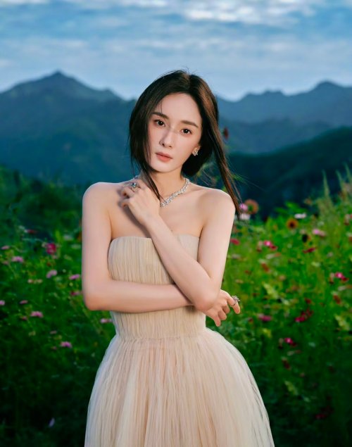 杨幂山野生图封神！薇瑟拉黄金微针焕活肌肤生命力