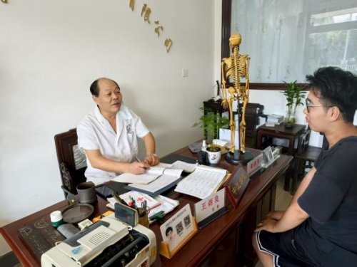 在2025年全国大学生暑期“三下乡”社会实践“共绘青春版中华文脉地图”文化主题专项活动中，南京中医药大学岐黄拾遗团分赴苏州、丹阳多地，探访李良济、雷允上及针刀疗法非遗传承人，深入挖掘中医药非遗的传承密(图9)
