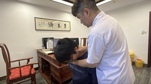 在2025年全国大学生暑期“三下乡”社会实践“共绘青春版中华文脉地图”文化主题专项活动中，南京中医药大学岐黄拾遗团分赴苏州、丹阳多地，探访李良济、雷允上及针刀疗法非遗传承人，深入挖掘中医药非遗的传承密(图3)