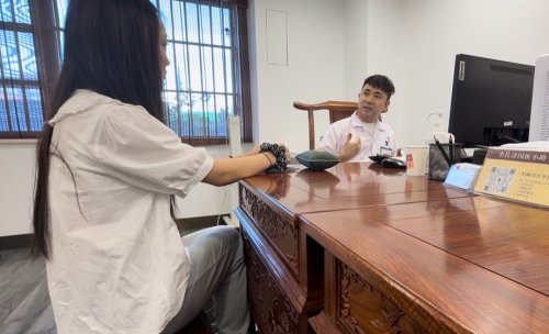 在2025年全国大学生暑期“三下乡”社会实践“共绘青春版中华文脉地图”文化主题专项活动中，南京中医药大学岐黄拾遗团分赴苏州、丹阳多地，探访李良济、雷允上及针刀疗法非遗传承人，深入挖掘中医药非遗的传承密(图4)