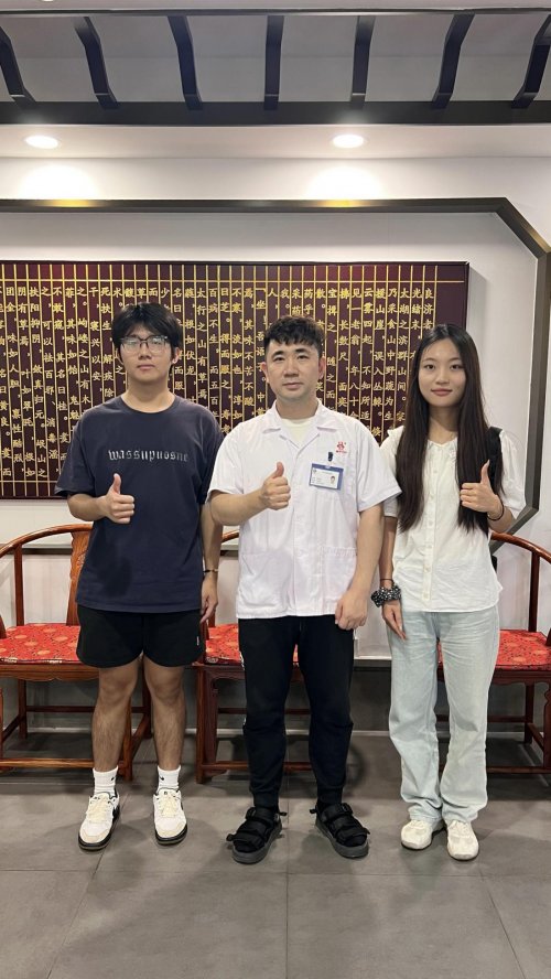 在2025年全国大学生暑期“三下乡”社会实践“共绘青春版中华文脉地图”文化主题专项活动中，南京中医药大学岐黄拾遗团分赴苏州、丹阳多地，探访李良济、雷允上及针刀疗法非遗传承人，深入挖掘中医药非遗的传承密(图5)