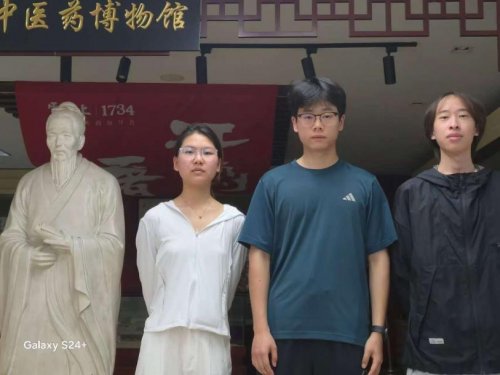 在2025年全国大学生暑期“三下乡”社会实践“共绘青春版中华文脉地图”文化主题专项活动中，南京中医药大学岐黄拾遗团分赴苏州、丹阳多地，探访李良济、雷允上及针刀疗法非遗传承人，深入挖掘中医药非遗的传承密(图8)