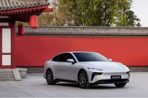 智能升级更懂年轻人！2025 款东风奕派 eπ007，15 万级纯电轿跑优选