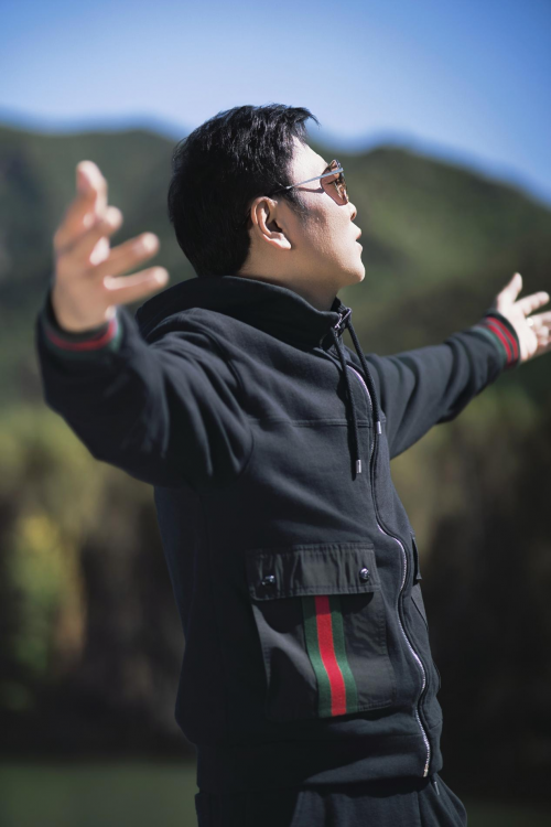 祁隆全新单曲《我想去一个地方》以自由旋律点燃国庆出行向往