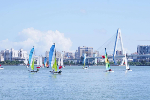 浪花飞溅千帆竞渡 2025“海口杯”帆船赛开赛起航