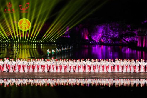 第27届（2025）西湖情五粮液玫瑰婚典浪漫上演  国内外百对新人谱写和美乐章