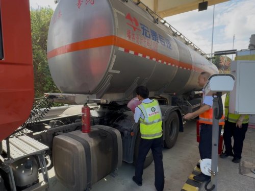 江西交投朱坊站工作人员秒变“消防员” 十分钟力挽油罐车险情