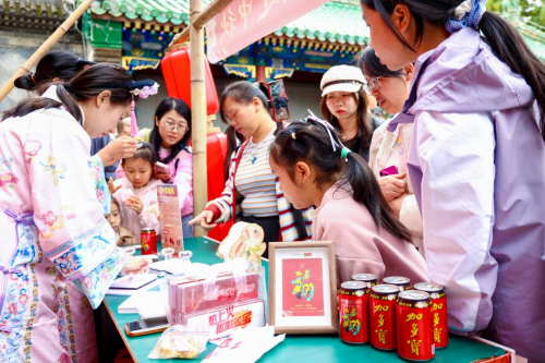 以“福宝罐”为媒,加多宝与恭王府跨界联动解锁传统文化“新玩法” 以“福宝罐”为媒,加多宝与恭王府跨界联动解锁传统文化“新玩法”