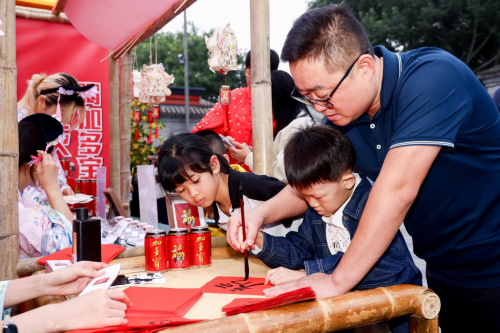 以“福宝罐”为媒,加多宝与恭王府跨界联动解锁传统文化“新玩法” 以“福宝罐”为媒,加多宝与恭王府跨界联动解锁传统文化“新玩法”