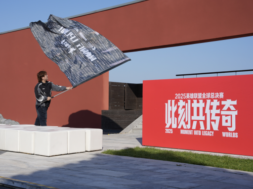 红墙见证，LPL主场虽败犹荣！这场古都电竞盛宴，激情不灭！