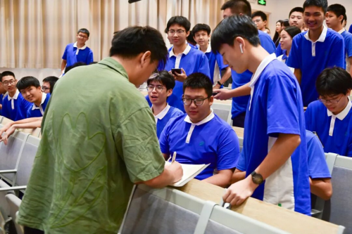 “生来平凡，无所畏惧”——聂士昌博士走进华一实验学校，点燃学子艺术梦想