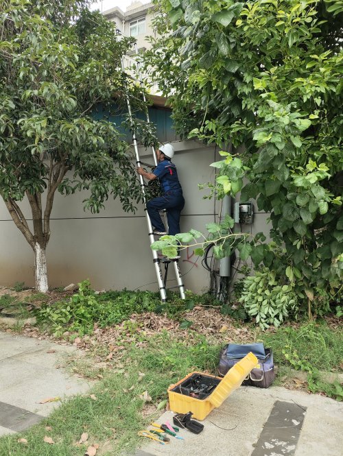 从烈日“高空作业”到暴雨“涉水抢修”！湖北荆州联通智家工程师守护数字民生