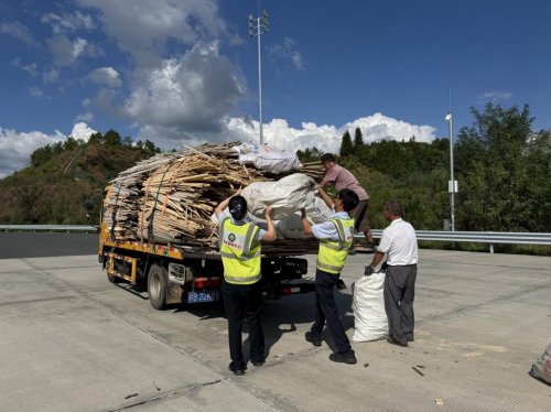 木材散落险堵路，江西交投朱坊站十分钟“秒清”保畅行