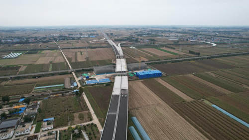 万吨巨桥“华丽转身”！中铁十局济微高速北段项目上跨瓦日铁路转体桥顺利转体-法制日报
