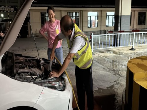 江西交投南康西站：小车水箱“开锅”遇困，工作人员应急加水解危机