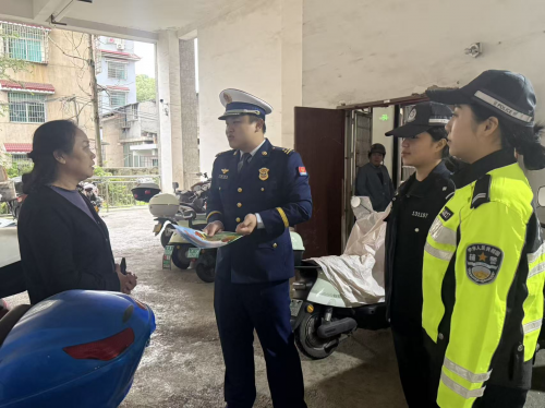 冷水江：消防交警联合进小区 筑牢电动车安全“防火墙”