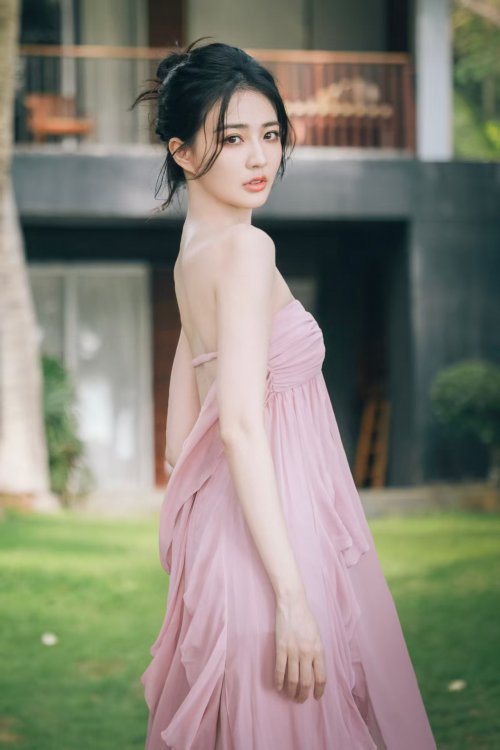 想跟这位女星一样美出圈？居家水光别乱试，东方佰丽褪红更适配